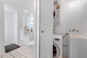 Inner City Action 3Bed 2Bath 1Car 3Balconies