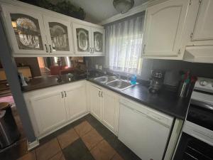Cozy 3BR cabin with AC and Wi-Fi Fully Fenced