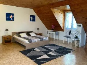 Appartement une chambre plus une chambre bébé ou enfant trois ans à la campagne au calme - Le Gouvello