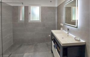 Maisons de vacances Lovely Home In Lorgues With Wifi : photos des chambres