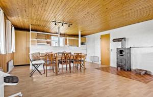 2 Bedroom Nice Home In Hvide Sande