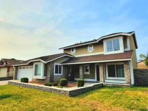 Fontana 4BR 3BA Pet Friendly Home - 里弗赛德