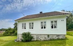 2 Bedroom Beautiful Home In Høvåg - Høvåg