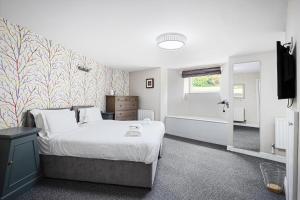 Strawberry One - 3 en-suite bedrooms, Private Parking - Harrogate Holiday Apartments