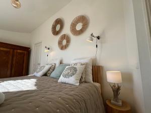 Maisons de vacances Villa La Genestiere - Familienoase und Golfertraum mit Infinity-Pool und 180-Grad-Panoramablick bis zum Meer : photos des chambres