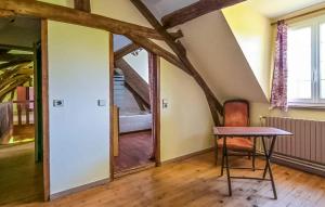 Maisons de vacances Nice Home In Ligny Le Ribault With Wifi : photos des chambres