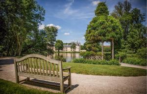 Maisons de vacances Nice Home In Ligny Le Ribault With Wifi : photos des chambres