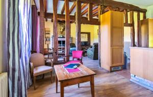 Maisons de vacances Nice Home In Ligny Le Ribault With Wifi : photos des chambres