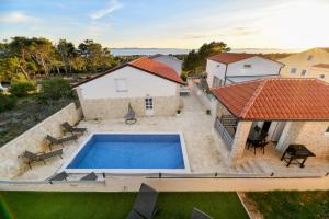 Crowonder Villa Smile with Swimming Pool and Stone Backyard