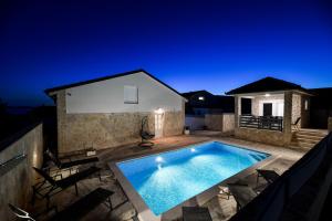 Crowonder Villa Smile with Swimming Pool and Stone Backyard