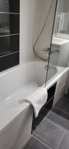 Appart'hotels Remblai des Sables d'Olonne - 2 chambres - parking et piscine : Appartement avec Terrasse