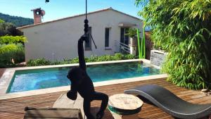 Appartements logement de charme avec piscine et jacuzzi : photos des chambres