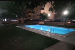 Piso planta baja y gran patio con piscina comunitaria de alquiler temporal