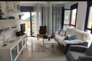 Piso planta baja y gran patio con piscina comunitaria de alquiler temporal