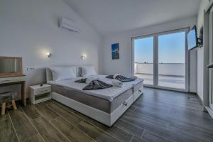 Villa Joanna - hidden oasis with pool, gym & garrage