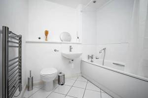 Stylish 2 Bedroom Flat in Birmingham City Centre, Sleeps 7, with Balcony and Free Wifi