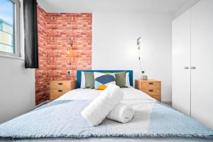 Stylish 2 Bedroom Flat in Birmingham City Centre, Sleeps 7, with Balcony and Free Wifi