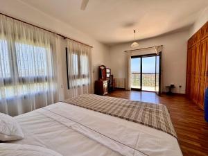 Mountain view 6 bed mansion with Private Padel Court, Pool & Gym