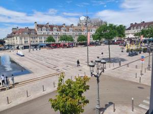 Appartements Le Central - Vue Place Jeanne Hachette : photos des chambres