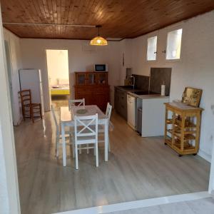 Appartements appartement 60m2, 15km mer 2lits parking gratuit : photos des chambres