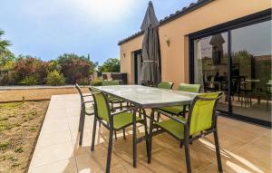 Maisons de vacances 3 Bedroom Amazing Home In Bellegarde : photos des chambres