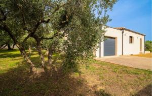 Maisons de vacances 3 Bedroom Amazing Home In Bellegarde : photos des chambres