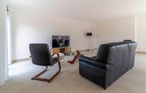 Maisons de vacances 3 Bedroom Amazing Home In Bellegarde : photos des chambres