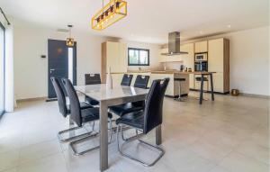 Maisons de vacances 3 Bedroom Amazing Home In Bellegarde : photos des chambres