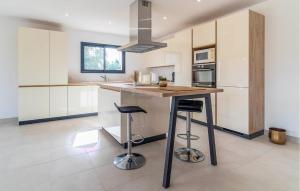 Maisons de vacances 3 Bedroom Amazing Home In Bellegarde : photos des chambres