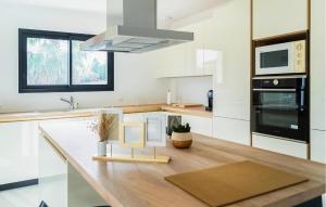 Maisons de vacances 3 Bedroom Amazing Home In Bellegarde : photos des chambres