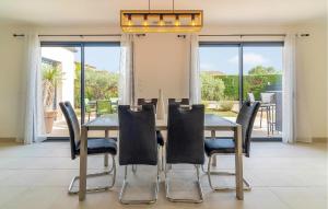 Maisons de vacances 3 Bedroom Amazing Home In Bellegarde : photos des chambres