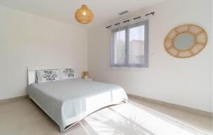 Maisons de vacances 3 Bedroom Amazing Home In Bellegarde : photos des chambres