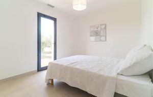 Maisons de vacances 3 Bedroom Amazing Home In Bellegarde : photos des chambres