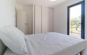 Maisons de vacances 3 Bedroom Amazing Home In Bellegarde : photos des chambres