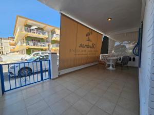 Casita azul muy cerca del mar