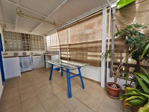 Casita azul muy cerca del mar