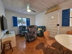 Casita azul muy cerca del mar