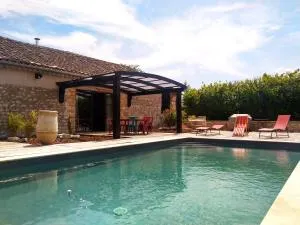 La Case - Magnifique ferme rénovée au cœur de la nature - Poêle - Piscine privée sans vis-à-vis - Vue dégagée - Jardin - Stationnements gratuits devant la propriété - Belles prestations - Montbarla