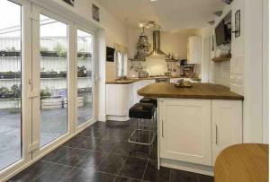 The Cheesehouse-sleeps 8-detached house Tettenhall