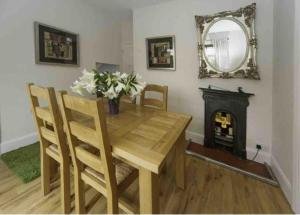The Cheesehouse-sleeps 8-detached house Tettenhall