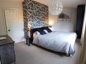 The Cheesehouse-sleeps 8-detached house Tettenhall