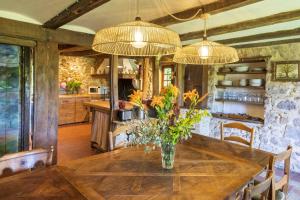 Maisons de vacances Maison De Charme Avec Jacuzzi : photos des chambres