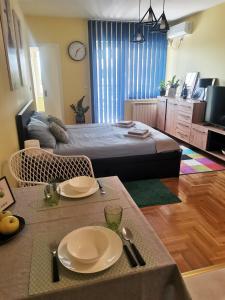 Green Apple Apartment