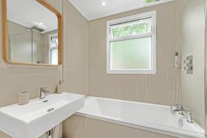 Luxury 3 Bed Apartment with Balcony in Kensington Olympia