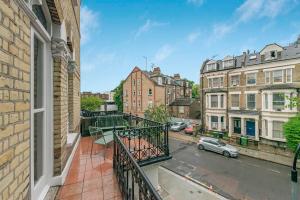 Luxury 3 Bed Apartment with Balcony in Kensington Olympia