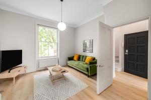 Luxury 3 Bed Apartment with Balcony in Kensington Olympia