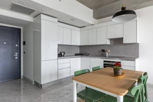 Elegant 1BD Terrace Gem PoolParking! #344