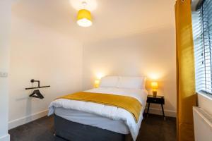 Long stays by Tailored Accommodation - Comfy & Stylish 3-Bedroom home - TV in every room!