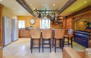 Maisons de vacances Beautiful Home In Coulonces With Wifi : photos des chambres