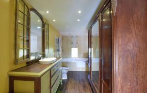Maisons de vacances Beautiful Home In Coulonces With Wifi : photos des chambres